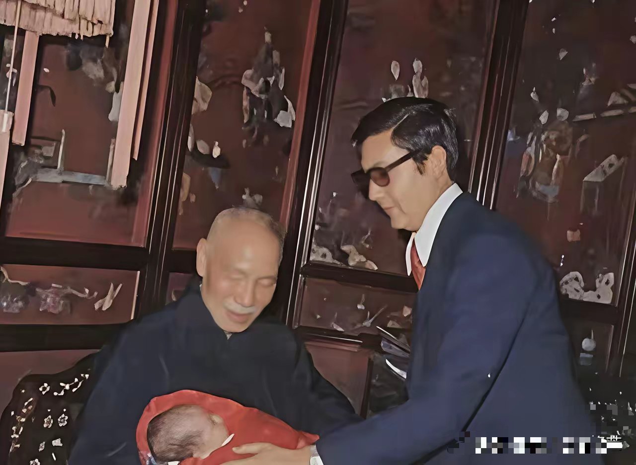 1969年阳明山车祸后，蒋介石健康一落千丈。1974年，孙儿蒋孝武将重孙蒋友松递