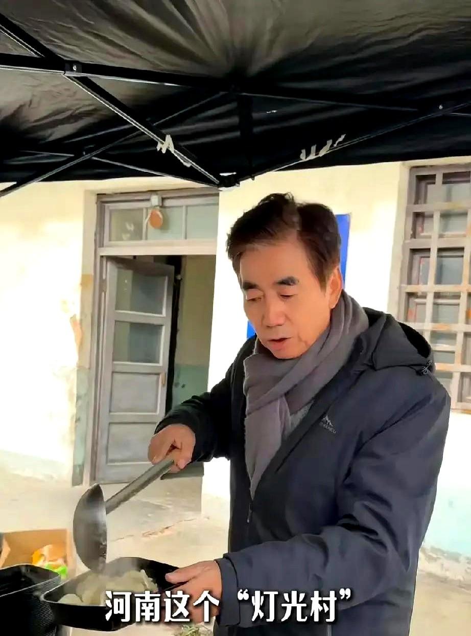 冬至当晚临沂片场收工范明一挥手包下附近小馆子给一百多号剧组人手一盘热饺子端着大醋