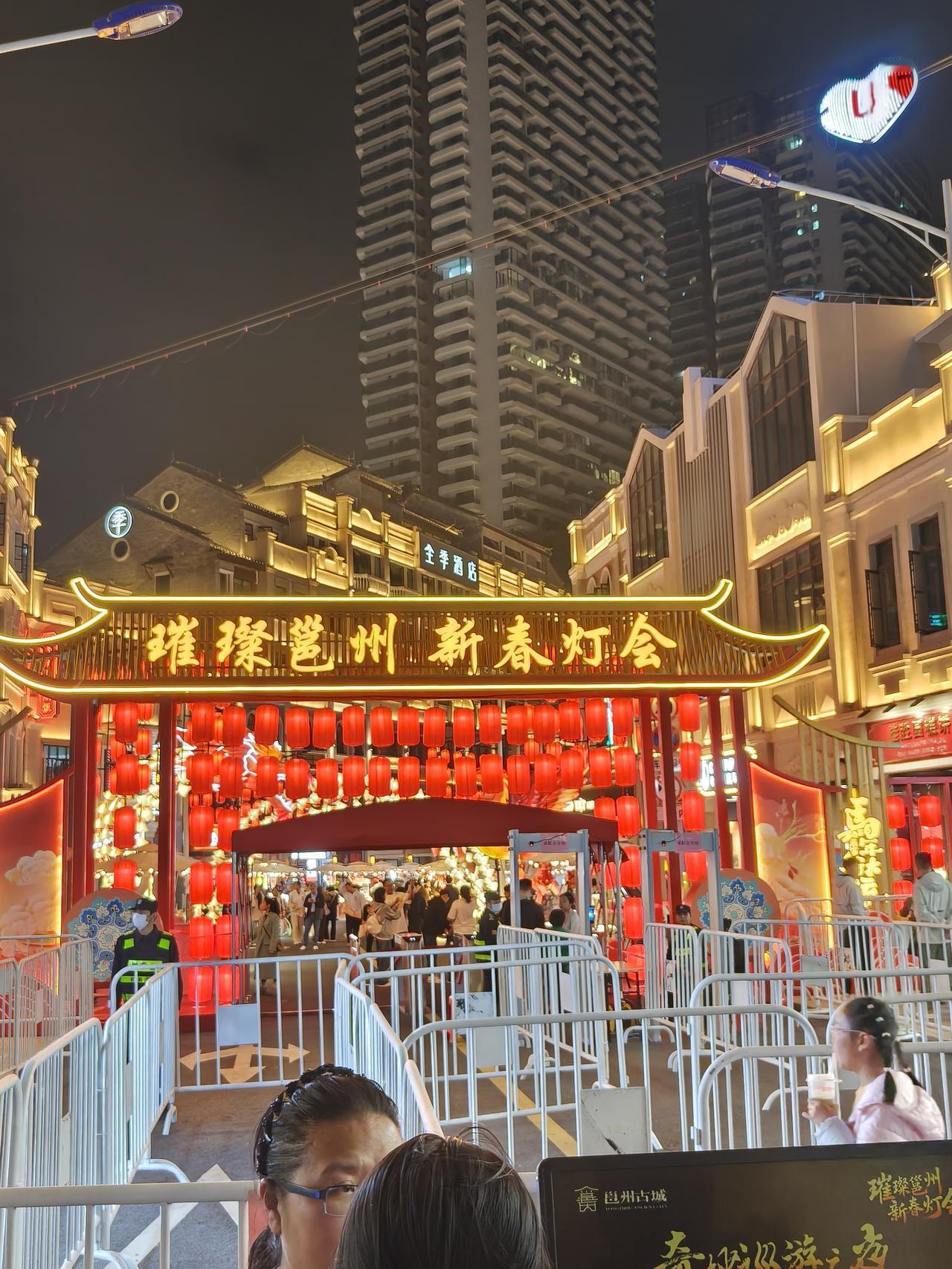 关于南宁水街灯会，今天接到南宁文旅的电话，一番友好的沟通下来，我感觉自己连发4个