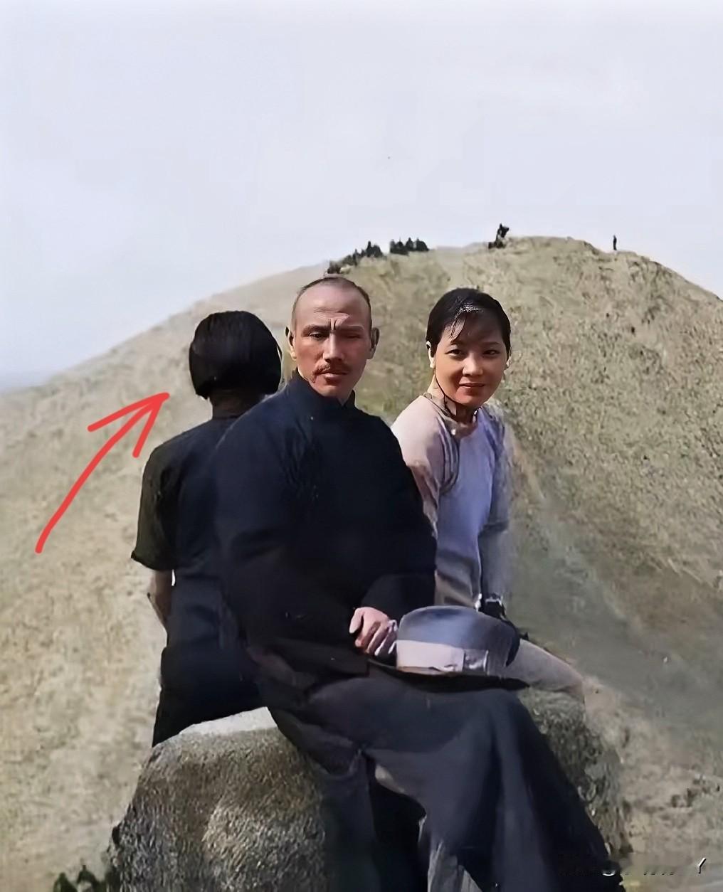 这是蒋中正夫妇二人与一位神秘女子在西安茂陵的一张老照片，拍摄于1934年。这可不