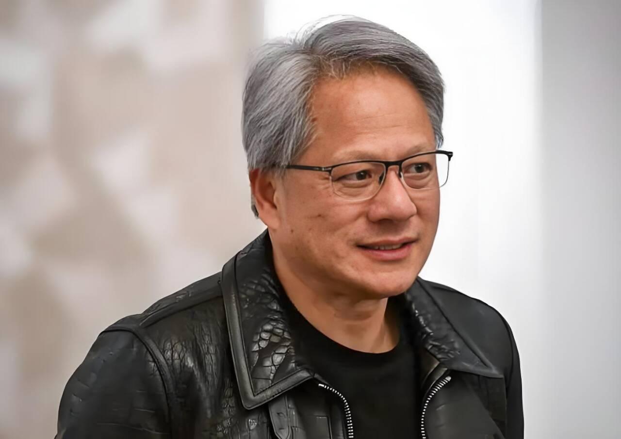 英伟达这波操作是真的高！美国政府刚松口让英伟达卖H200芯片给中国，黄仁勋那