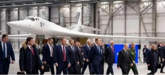 普京参观图-160制造厂，出现罕见一幕：够中国至少追赶二十年。很多人可能没概
