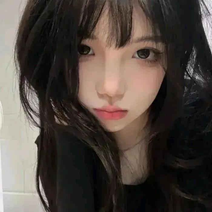 温柔的黑发少女，静谧的目光，宛如秋夜的诗意。温柔美少女温柔白裙少女温婉长发少