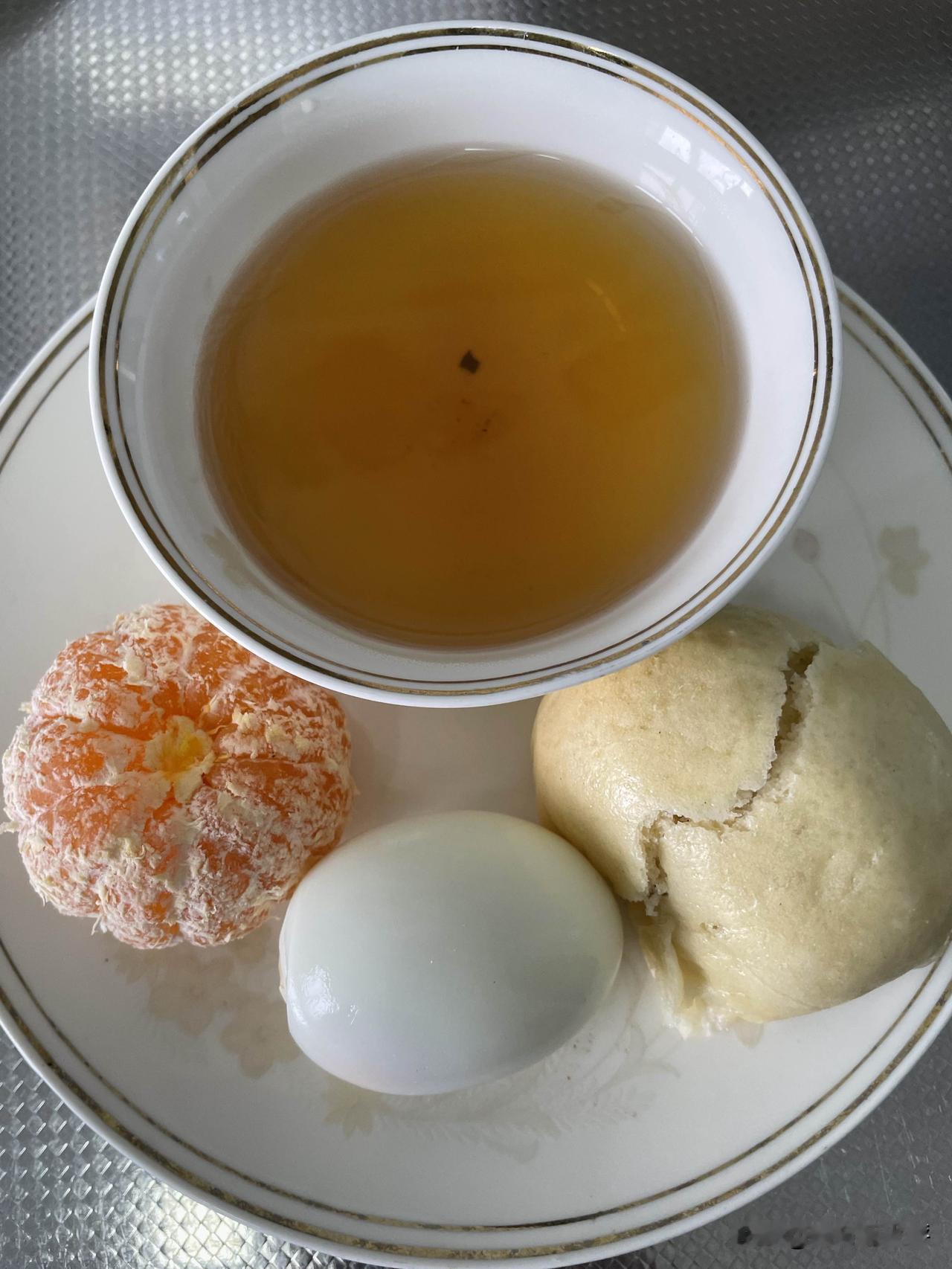 健康早餐有标准吗？1、碳水2、蛋白3、蔬果这三样凑齐，上午不容易饿、