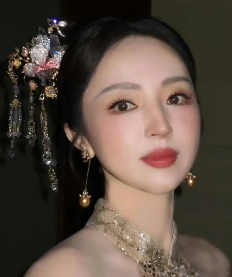 都说董璇长得美其实不然仔细看你就会发现，她女儿小酒窝长得更甜，把她的优点全继承了