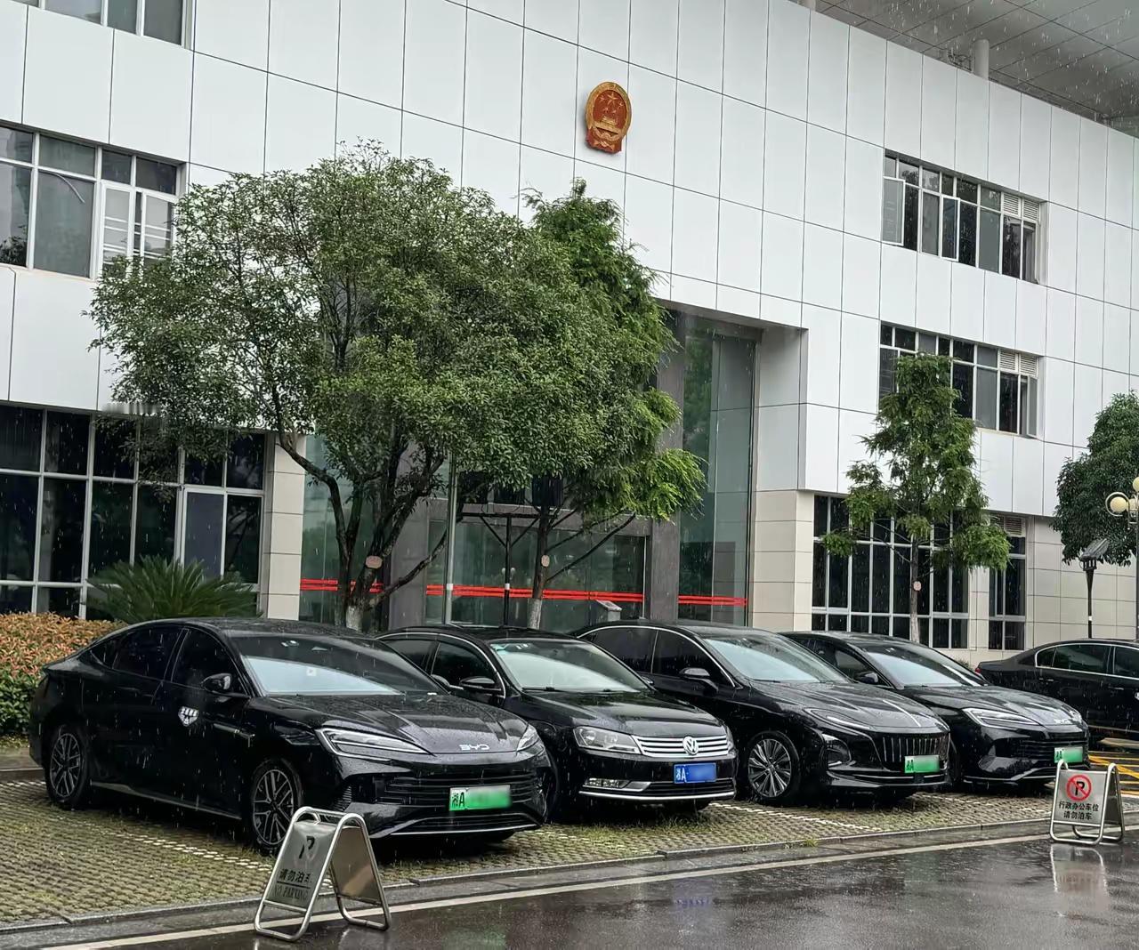 你们有没有发现，机关大院里的车的牌子，这几年悄悄来了个大换血。早十年，那是大