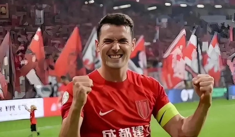 成都蓉城亚冠对阵广岛三箭赛后，周定洋单独出来谢场，这是要离开的节奏，先前以为徐正