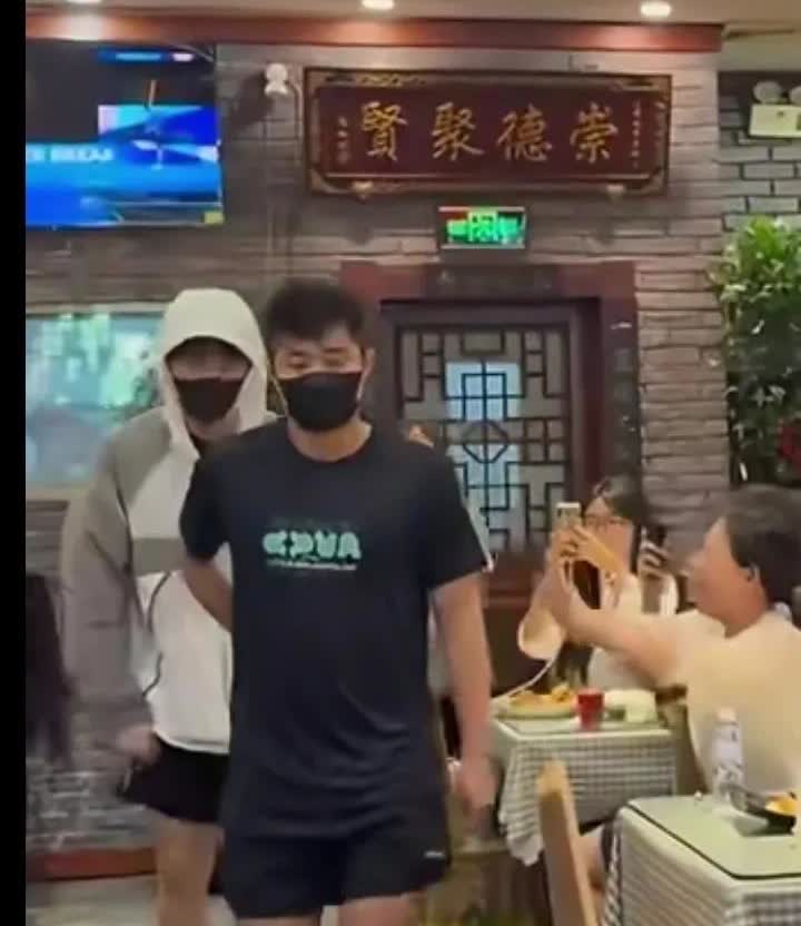 头哥吃饭草莓熊陪，上下训牛牛陪，王CC被打入冷宫了吗？哈哈！昨天中午头哥出现在玉