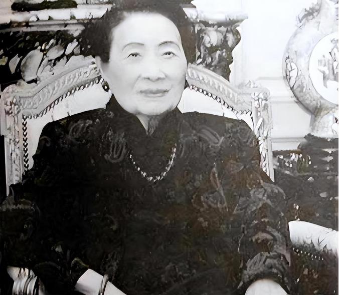 2003年，民国“第一夫人”宋美龄在美国纽约逝世。然而第二天，她的遗体便被人粗暴