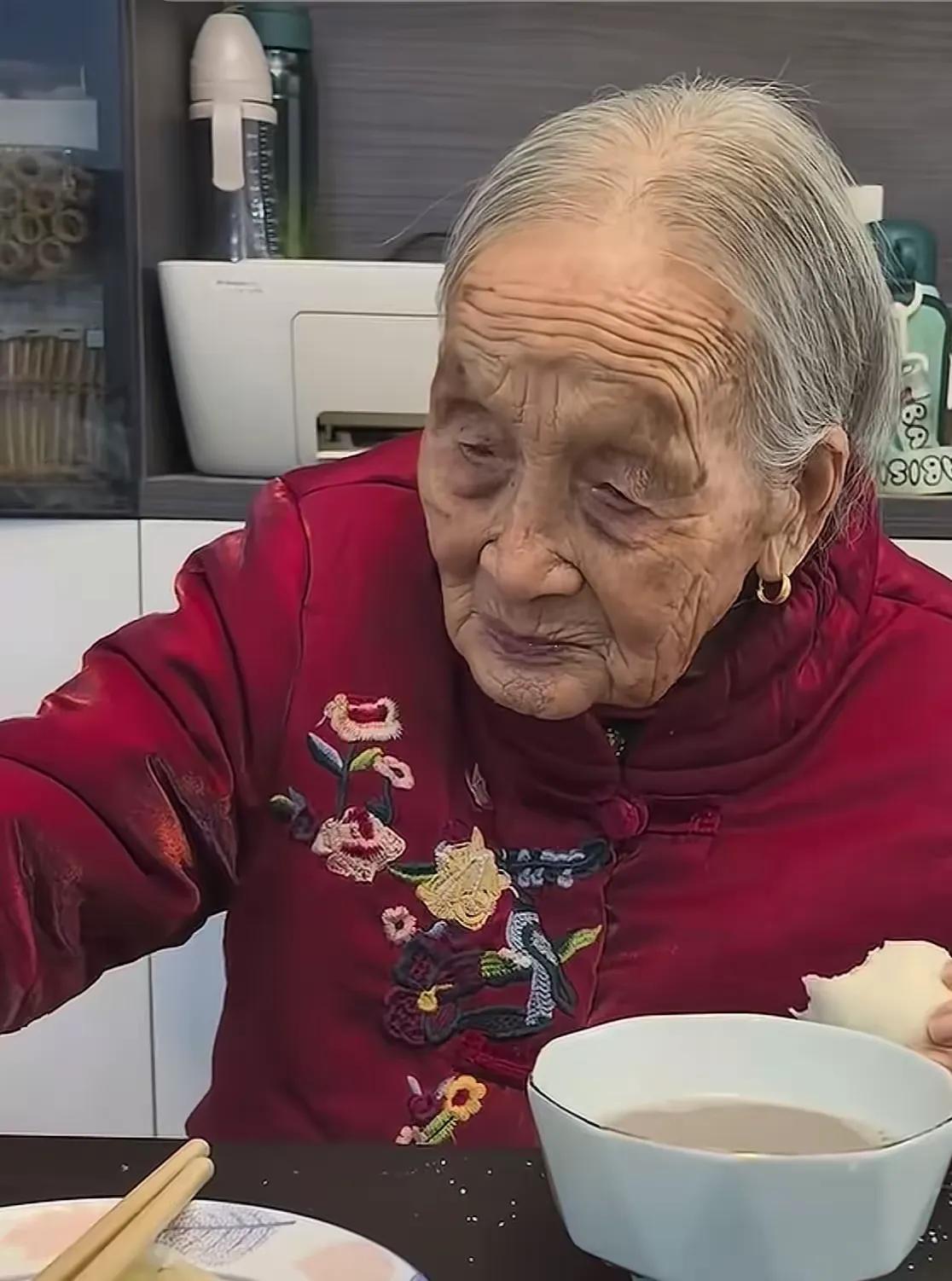 太突然了，我奶奶今年96，昨天人没了。说没就没了，一点征兆都没有。昨天早上，