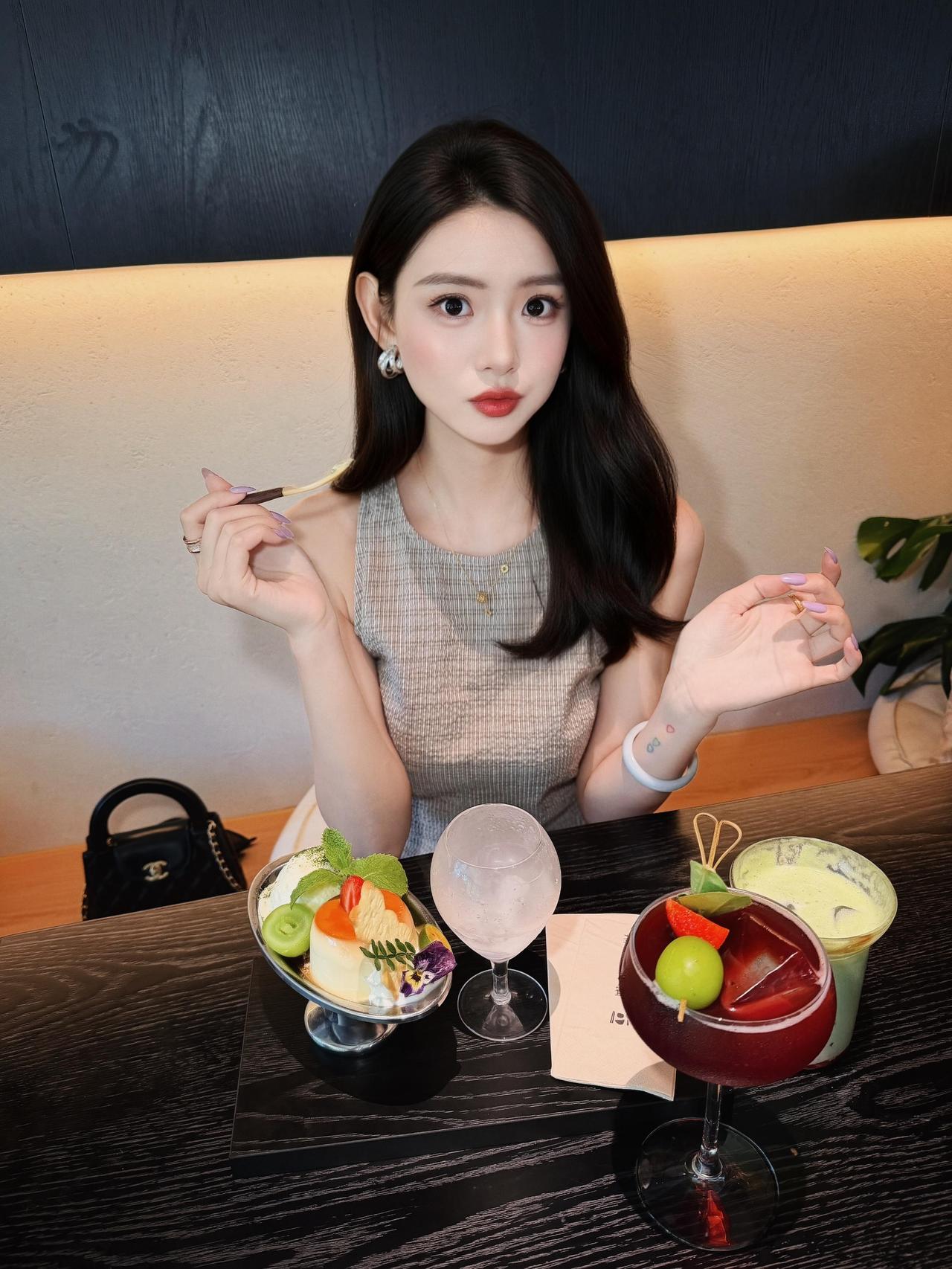 什么样的美女才是最美的暮色漫过林间，长裙配一杯美酒，不必追赶时间，自在舒展便是最