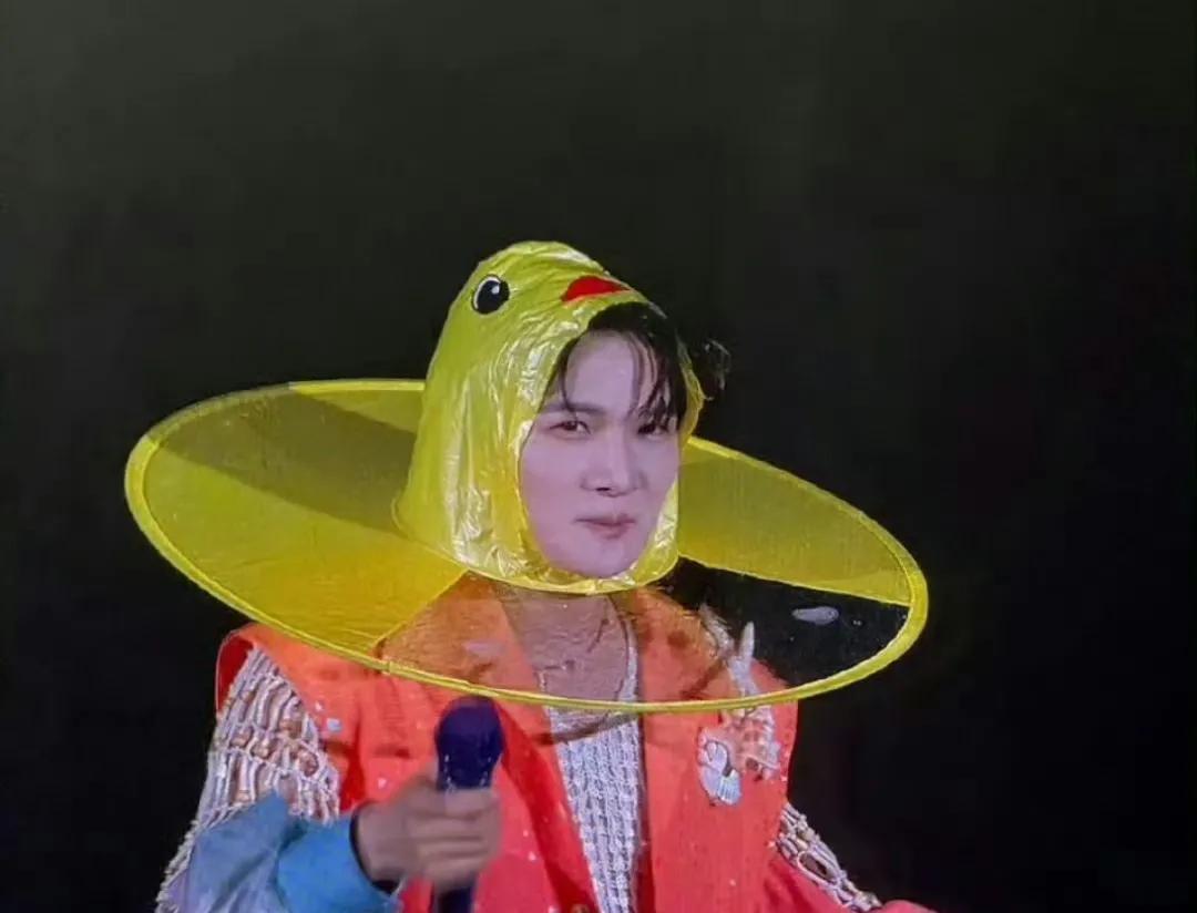 同样是遇到下大雨，张韶涵和周深的演唱会造型大不同，造型师用处体现出来了。两人