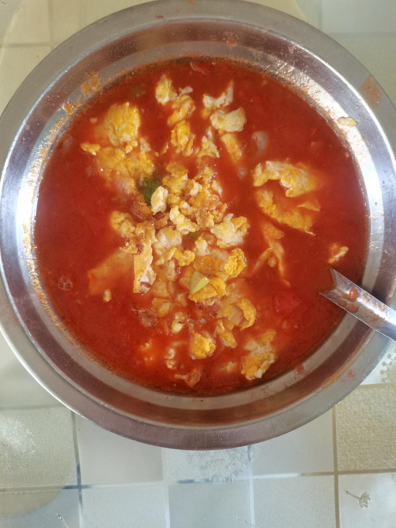 包子饺子杂酱面，自煮皮冻拌一盘。油菜白菜土豆丝，葱花烙饼和稀饭。黑猪肉葱