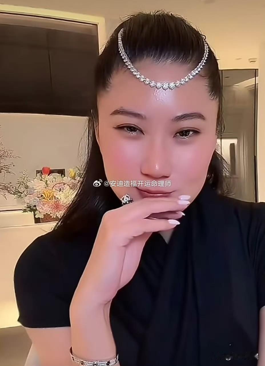 张柏芝，被谢贤前女友曝料！8月21日，谢贤前女友在直播时被问及和张柏芝的关系