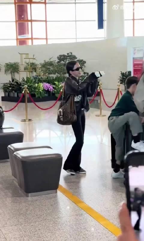 黄磊家俩闺女的性格反差也太大了吧！今天不少人在聊他家孩子的近况，和大家印象里一直偏清冷气质的姐姐黄多