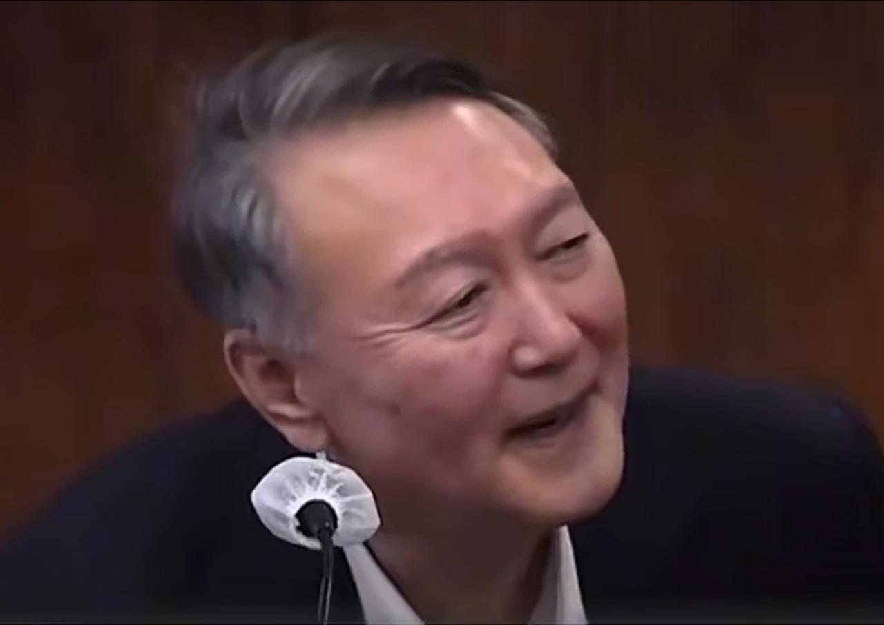 被检方建议判处死刑，伊锡悦表情亮了，笑得很轻松！韩国检方这次