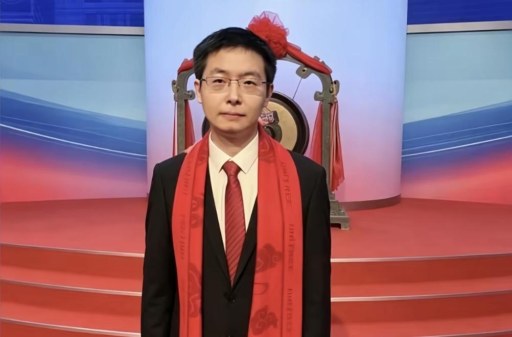 王兴兴这个表情看得人内心五味杂陈！第一，小伙子不容易，终于走到了这一步。第二