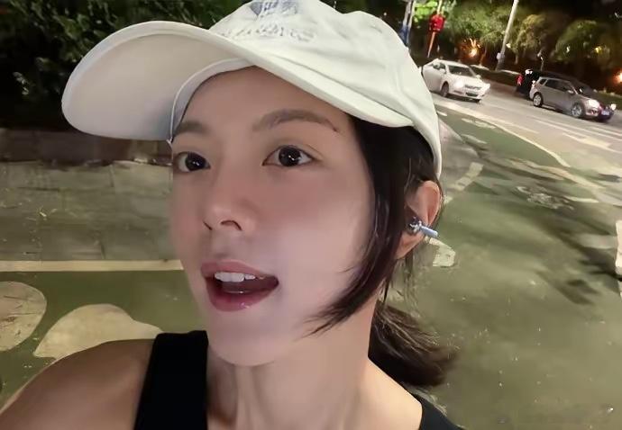 赵今麦这组照片真的赢很大！不是刻意摆拍的僵硬感，而是那种溢出屏幕的生命力