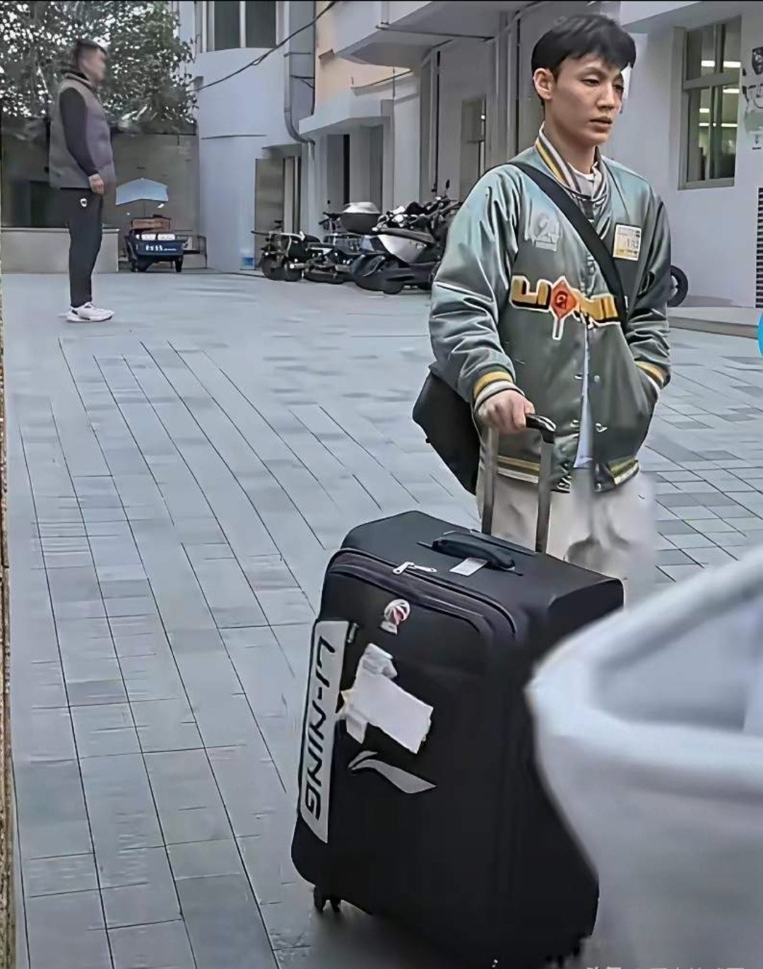 杜峰“双标”风暴！徐杰带伤硬扛显憔悴，胡明轩却享“特殊待遇”，我广球迷我说的是不