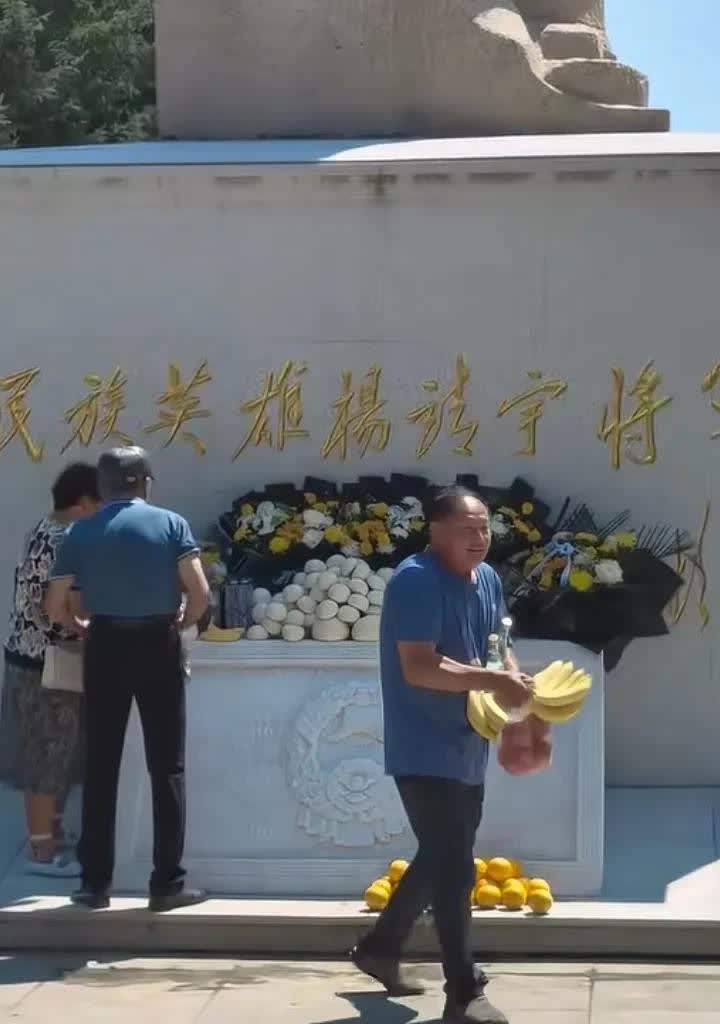 3个中老年人拿走了杨靖宇将军的贡品，大妈装了一大包馒头，另外两名男子拿了香蕉、橙