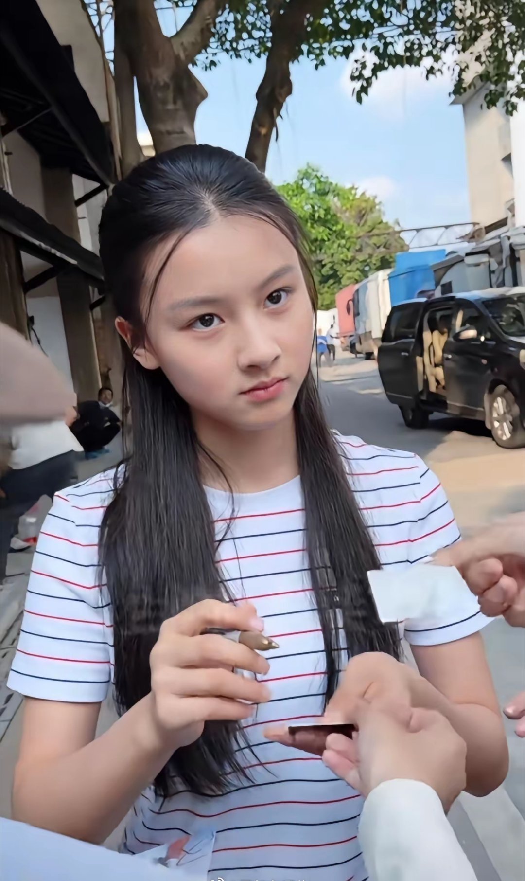 网友说七七和她妈妈越来越像了，脸部留白变多了……童星的脸很容易长歪