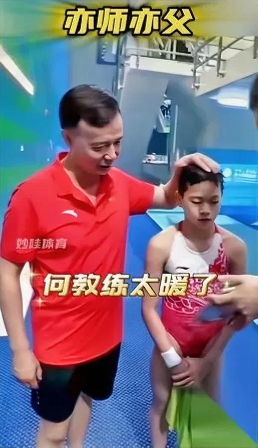 全红婵复出首战赢了！可谁注意到她旁边的何教练？这次被网友扒出的事儿，比冠