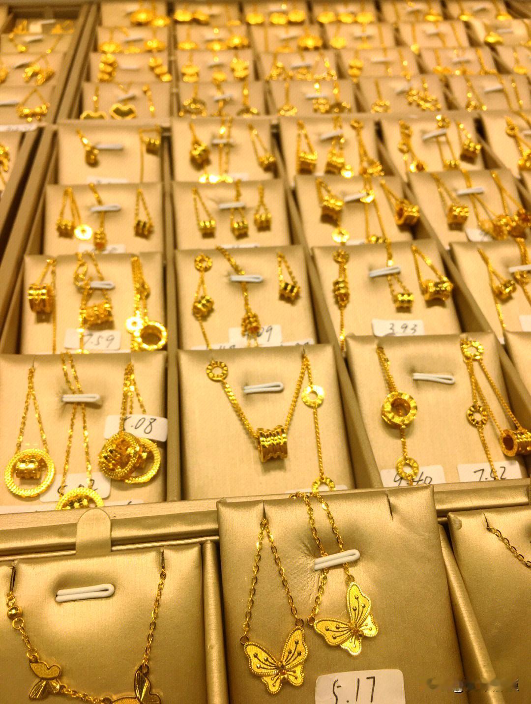 金价破5000美元，烟花禁令加码，WTO文件落地。春节刚过，街上的金店排长队，