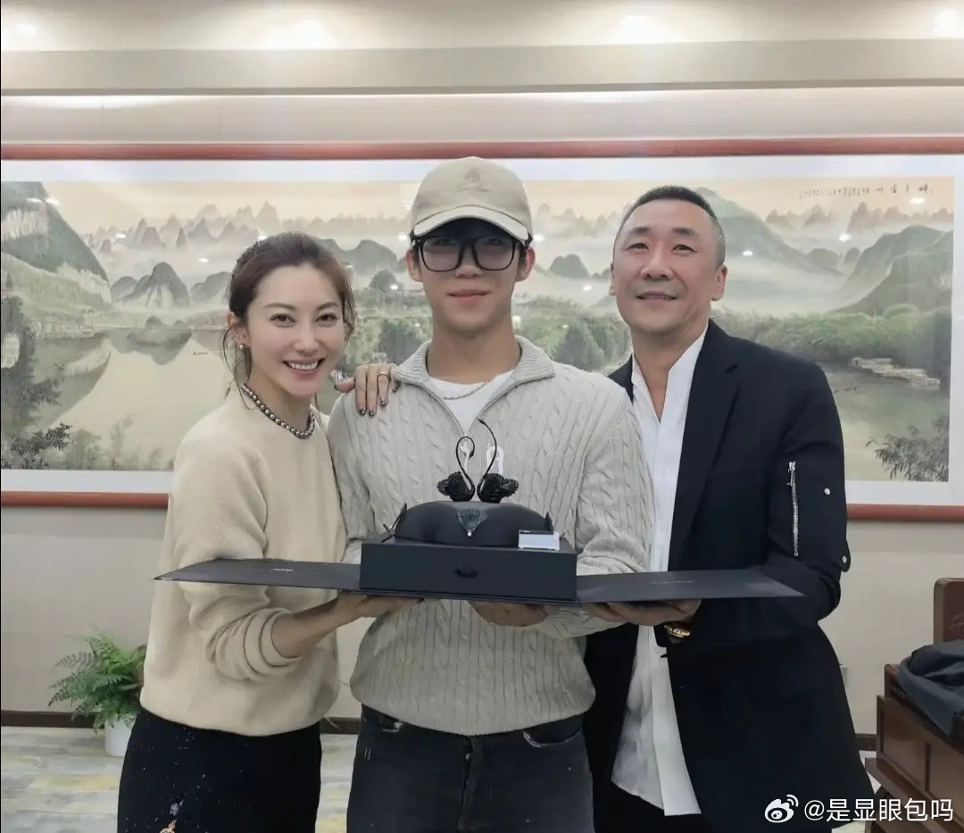 章子怡侄子18岁生日，与父母同框长相帅气，个子比爸爸高了！