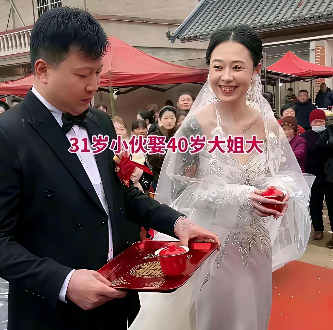 花臂纹身的大姐大，肯定是“多财多亿”的，图中的新娘是真的开心，可以看出来笑容完全