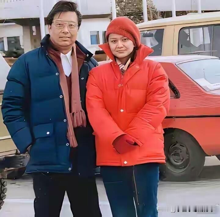 这是李双江年轻时候跟前妻丁英的一张合影，照片中的他们看着还是挺有夫妻相的。两