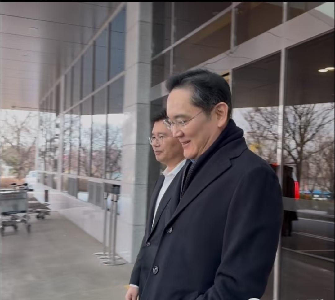 1月6号下午，李在镕结束北京行程，在首尔金浦机场落地了。李在镕穿得挺简单，就