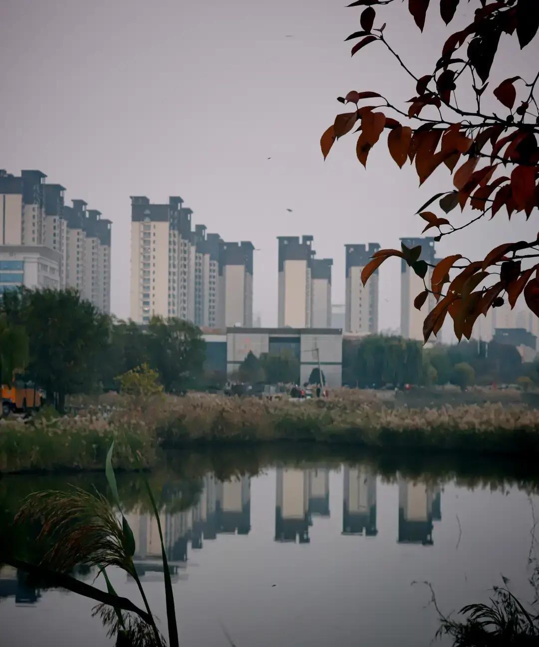 短信叮的一声响，同事说，发工资了。打开手机一看，还真的是。我这边到手没啥变