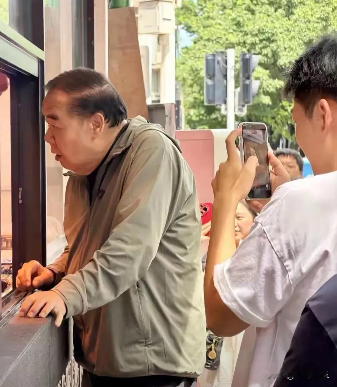 一只鹅头1200元！郑则仕当场愣住，潮汕天价卤鹅把影帝都整不会了两届金像奖影