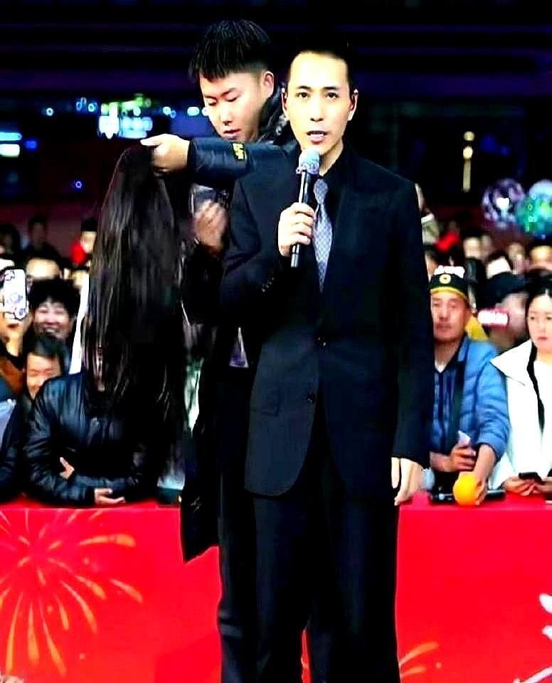 你发现没，现在捧红一个主播，三个月就够了。三个月，刚刚让你尝到甜头，转身就能把