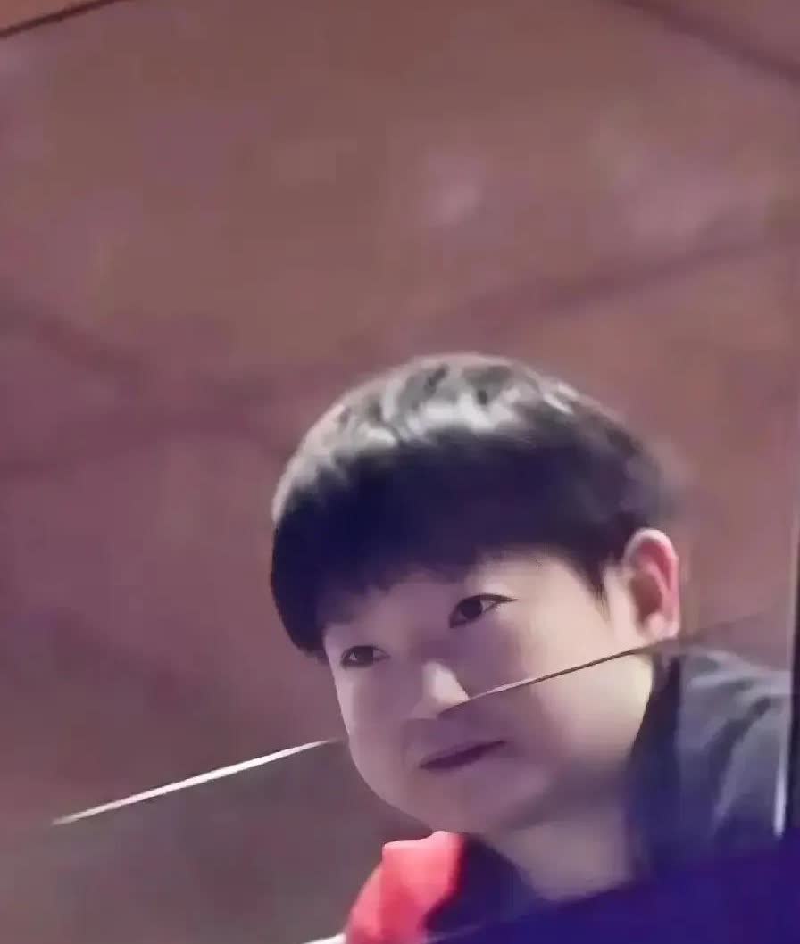 萌感十足的小豆包在干嘛呢？在暗中观察谁呀？[大笑][大笑][大笑]小