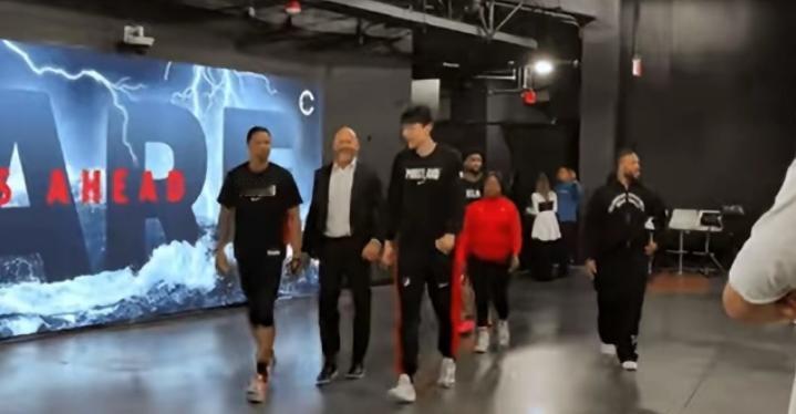 开拓者老板乐坏了，得给总经理涨工资了吧？本来想摆烂的一个赛季，结果让总经理搞