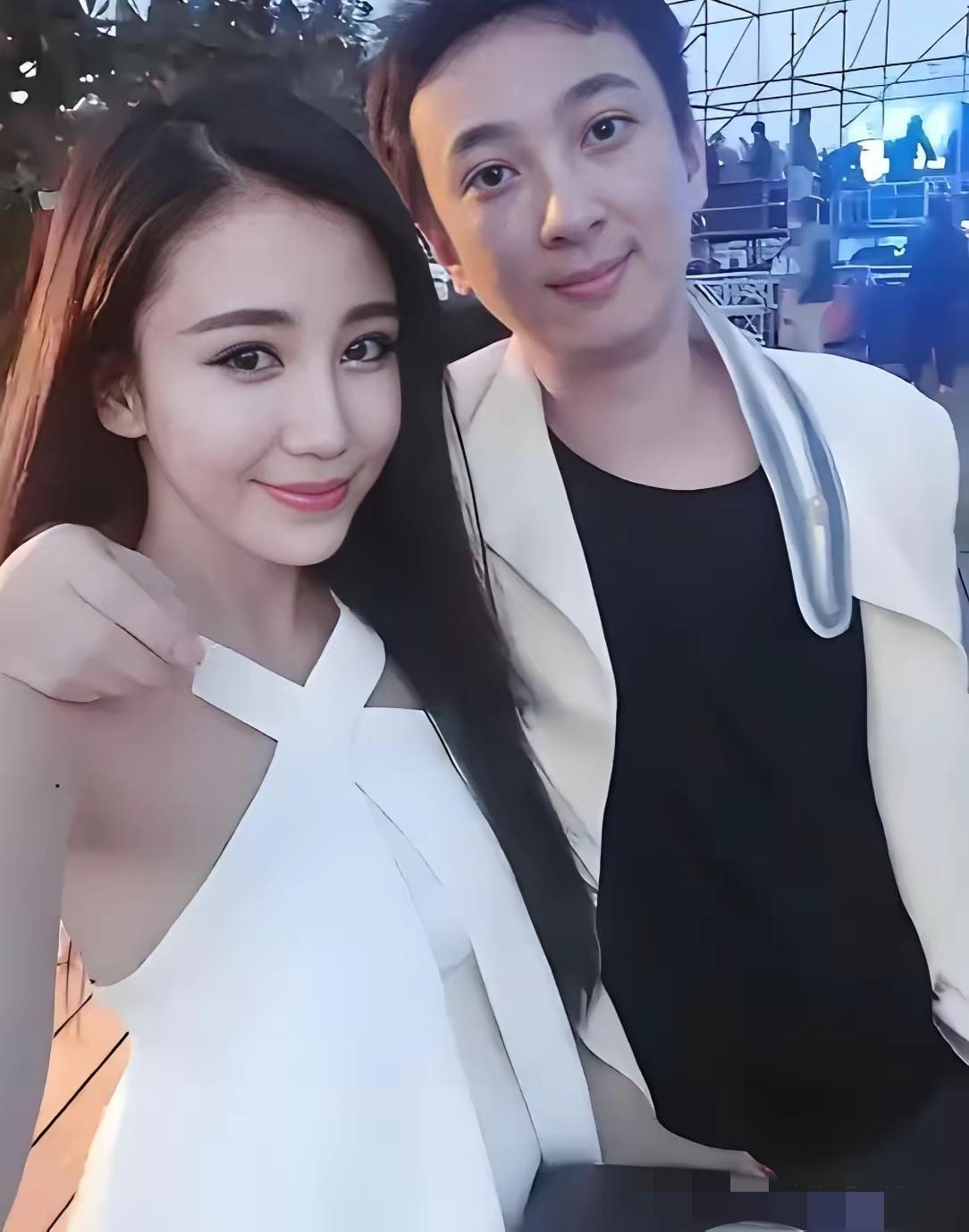 王思聪说Amy社交能力特别强，身边带着两个助手，一个帮忙翻译，一个专门照顾她的