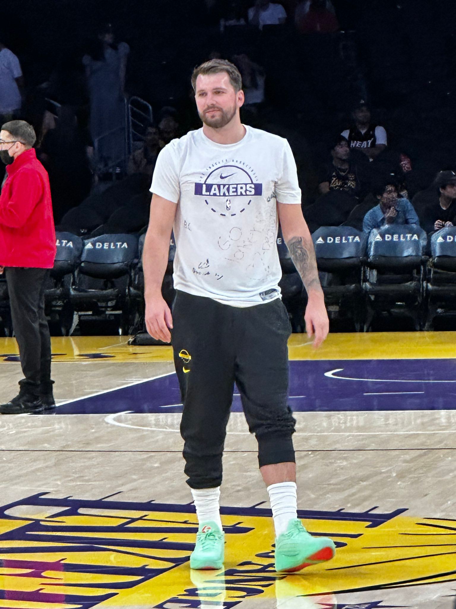 东契奇今天热身穿着昨天UCLAHealth孩子给他签名的那件T恤。湖人v