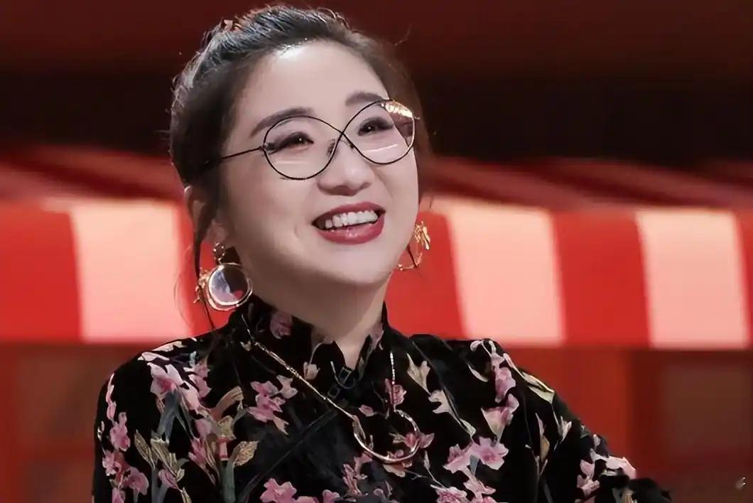 很多网友评论傅首尔减肥后像娄艺潇，你们觉得呢？