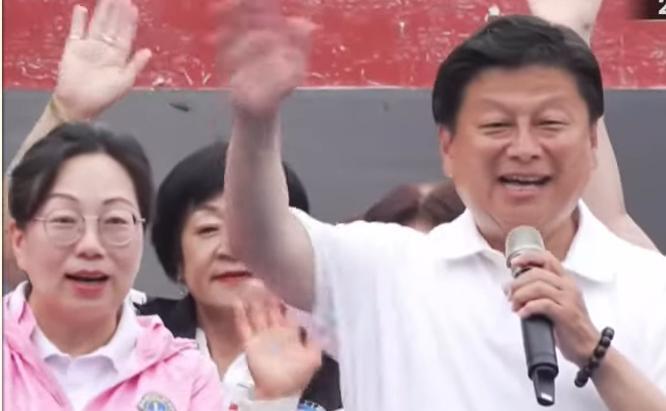 放炮庆祝！傅崐萁胜选扫街谢票国民党团总召傅崐萁在确定“胜选”后，便偕同夫人花莲