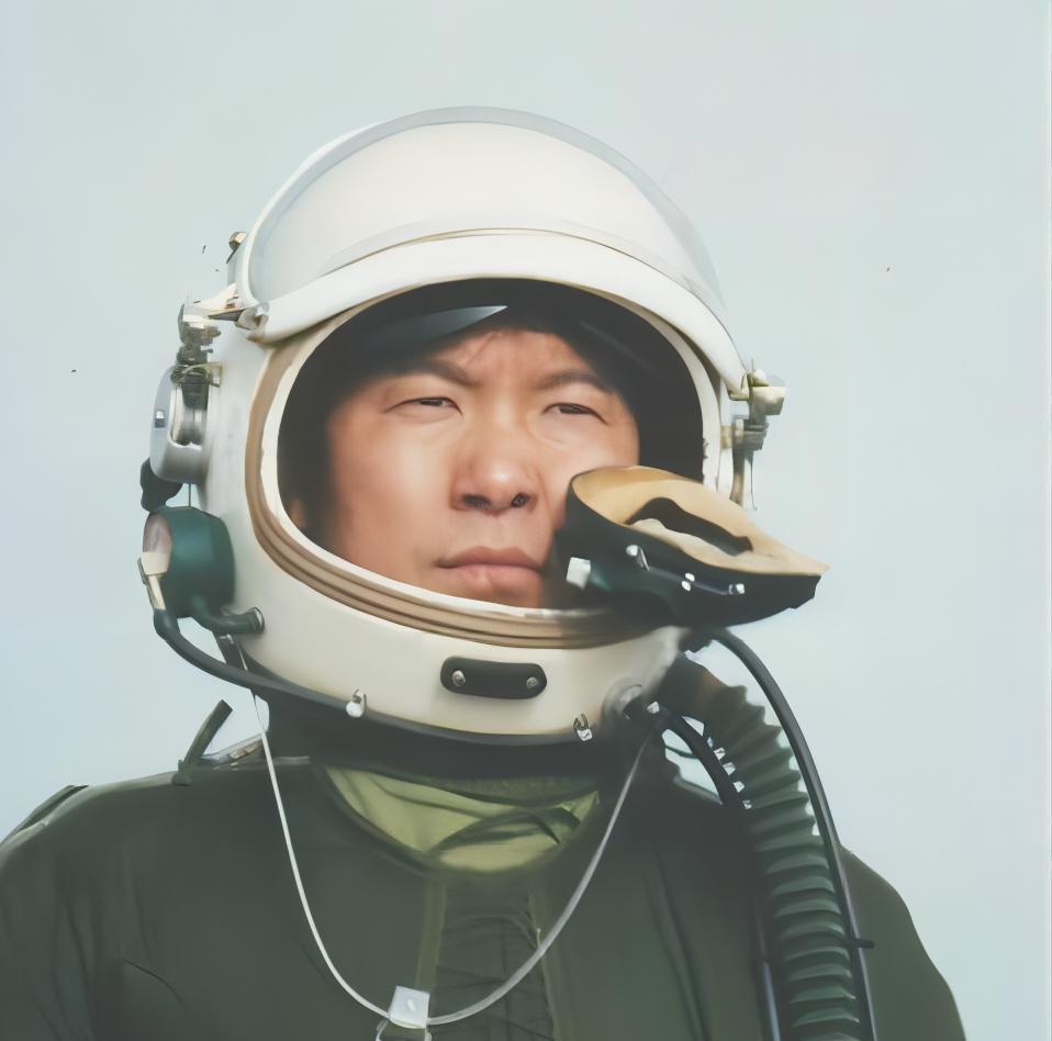 1987年2月，两架歼-6战机正在云南省上空进行编队飞行训练，后面的僚机听到指令