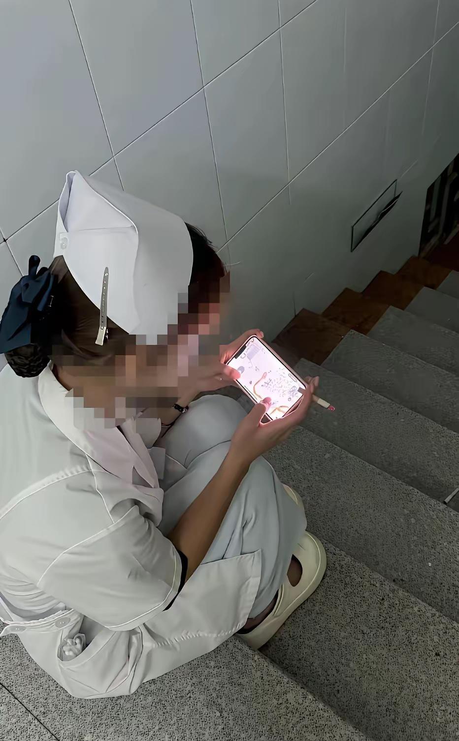 在医院上楼梯时，看到一个小护士在偷偷吸烟，第一时间感到十分惊讶，这是在医院第一次