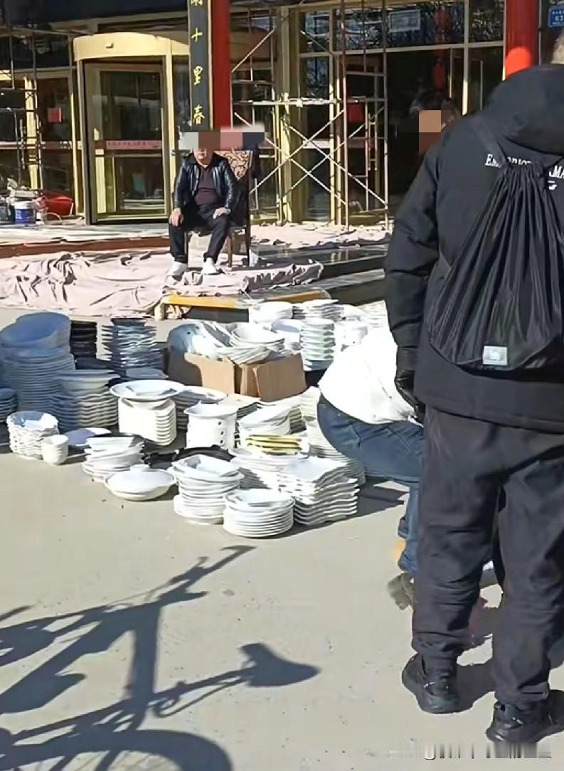 路过一酒店，直接被门口场面惊到了！酒店升级装修，一堆厨具餐具全摆出来处理，盘子碗