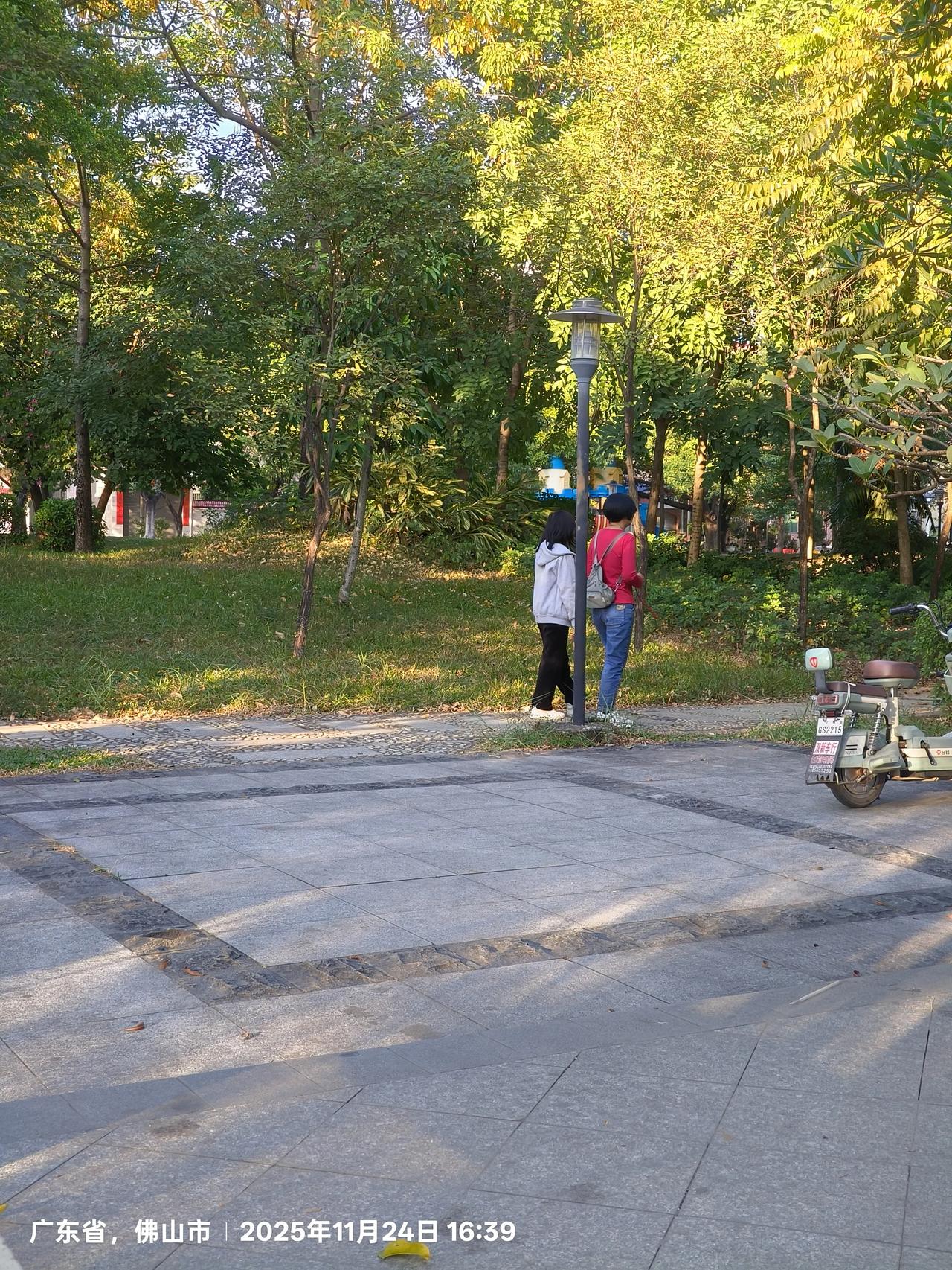 听女人聊天原来也这么好玩又开心，各种乱七八糟的事情，在女人的嘴里，就像平地起了一