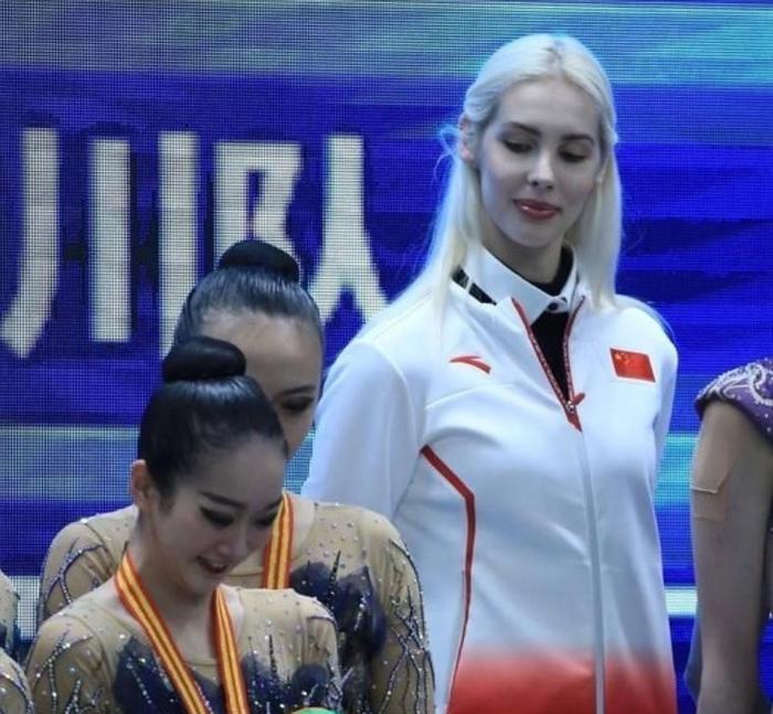 “不给参赛就让中国赢！”2022年因俄乌冲突，体操女王被禁赛，她毫不犹豫转身加入