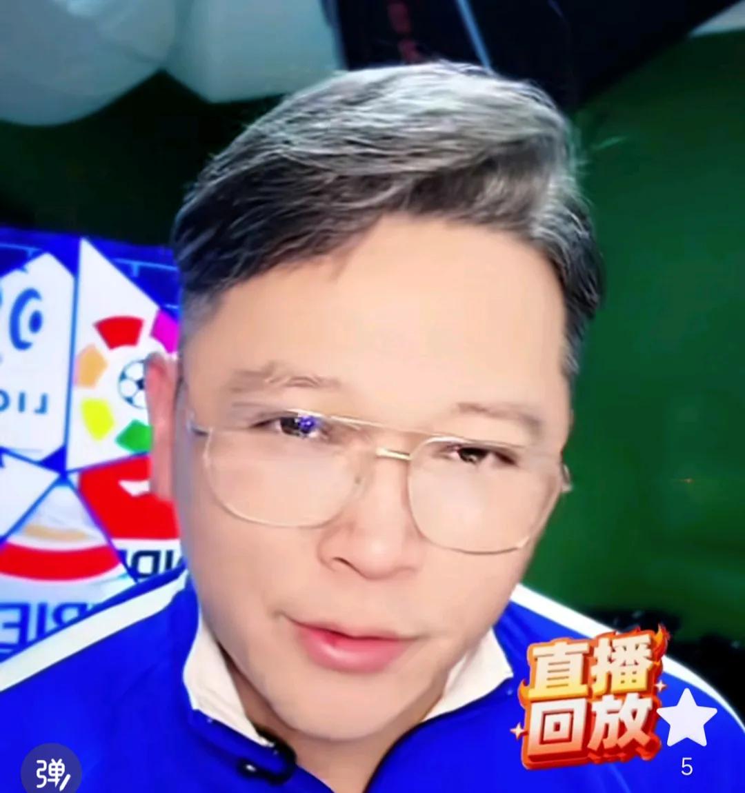 解说员周亮爆了一个料。他表示，董路之所以能跟前国脚王晓龙掐起来，可能跟一件事情