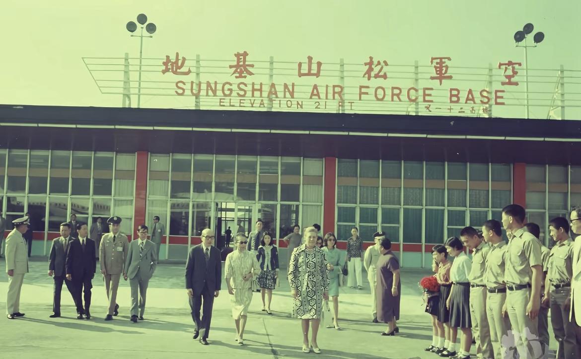 老照片拍摄于1975年9月17日，中国台湾台北松山机场，这一天，宋美龄以就医的名