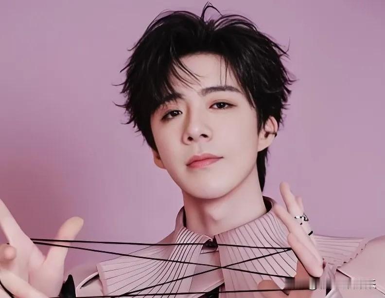 明星送礼全是大手笔，刘宇宁送谢霆锋家乡特产丹东草莓，一个个又大又红又新鲜，都快有