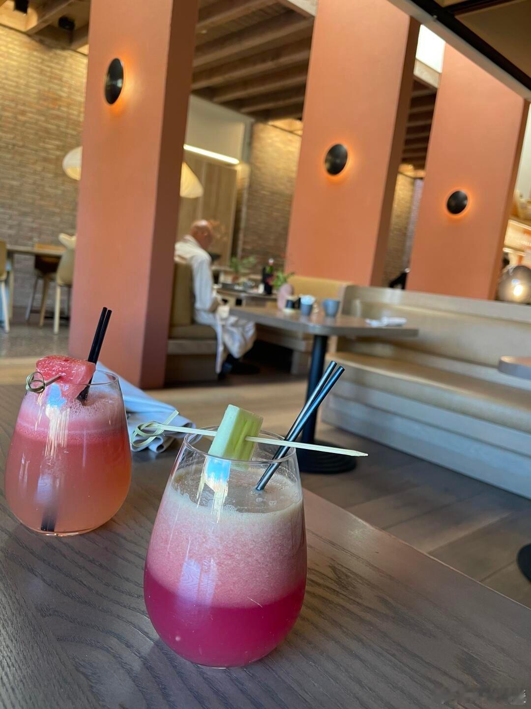 你能想象仙人掌除了常见的绿色，竟还有梦幻的紫色吗？大自然就是如此神奇，孕育出了紫