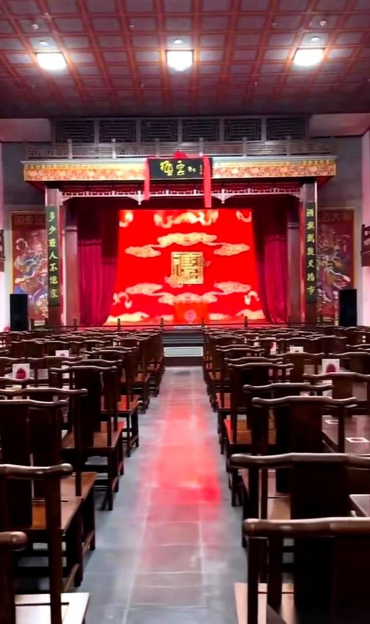 我刷到一个视频，人都傻了。德云社剧场里，那桌子上，一圈儿……全是小太阳。就那